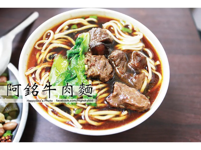 吃。台南｜傳承40餘年老牌牛肉麵「阿銘牛肉麵」。