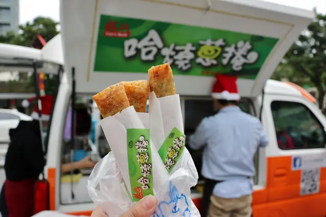 【宜蘭美食】礁溪 林氏哈燒蔥捲-礁溪溫泉公園旁人氣排隊小吃．食尚玩家推薦酥炸三星蔥捲