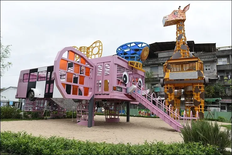 《宜蘭熱門景點新地標》宜蘭火車站旁的幸福轉運站~廢棄公車改造的飄浮大象沙坑溜滑梯，客運站化身兒童遊樂園！