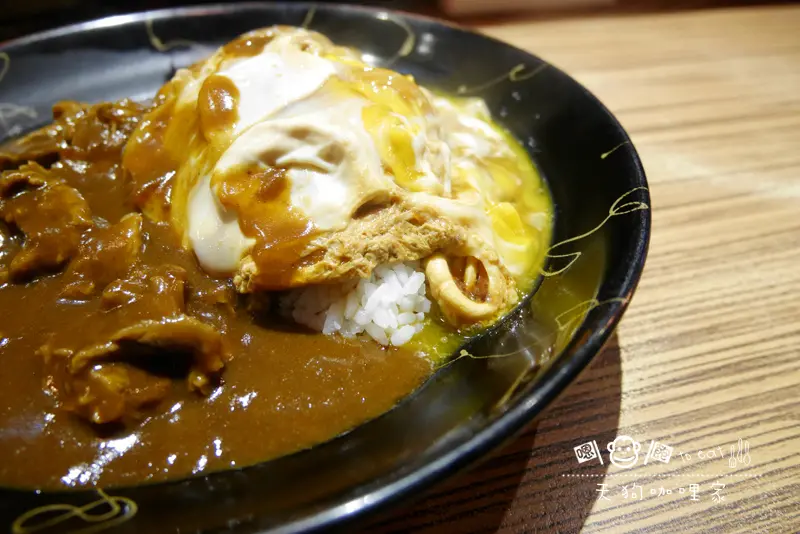 「飽食⁂高雄新興」天狗咖哩家 墨魚黑咖哩×甜味黃咖哩 平價豪華大份量 創意日式咖哩
