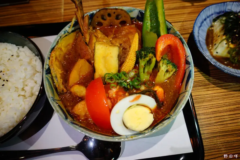 【高雄】♚天狗咖哩家♚北海道札幌湯咖哩，高雄也有在賣囉！雞腿滷一小時的限量「札幌湯咖哩飯」！香濃起司無法擋．超人氣排隊日式定食