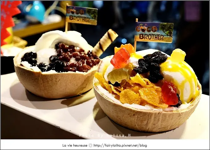 《三重♥食記》Coco Brother 椰子冰淇淋。夏天就愛這一味，用椰子殼盛裝的創意冰淇淋～還吃得到椰子的新鮮果肉呦！(台北橋站) / 小鮮肉 兄弟 泰國 椰子水 三和夜市
