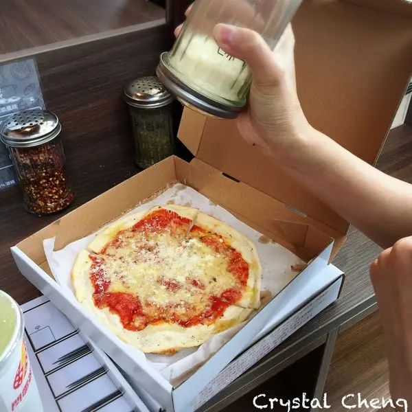 【台北美食推薦】閃電Pizza 南港園區新開幕自選配料薄片pizza 取餐速度快可惜重要的餅皮不優呀！