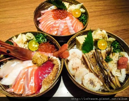 桃園中壢日本料理生魚片丼飯推薦 坐著做ちらし壽司 炙燒三品丼 鮭魚親子丼 坐著做吃貨丼 特選綜合海鮮丼!!(菜單)