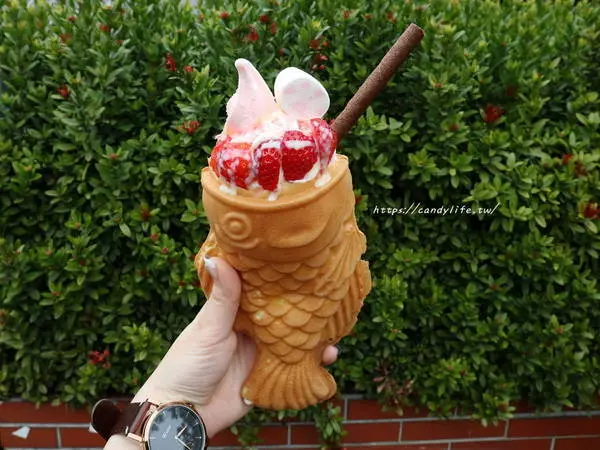 台中美食│一中街鯛魚燒霜淇淋〃FB按讚打卡鯛魚燒霜淇淋買一送一!!草莓派對限定上市~        
      