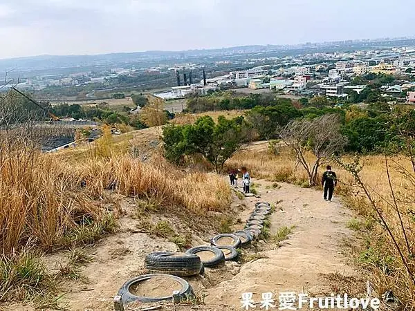 位於成功嶺附近的知高圳步道  前面輕鬆好走  可以很輕鬆就享受芬多精  後面登好漢坡上學田山   欣賞無遮蔽的遼闊美景     親子寵物友善  毛孩不限大小 最少要牽繩