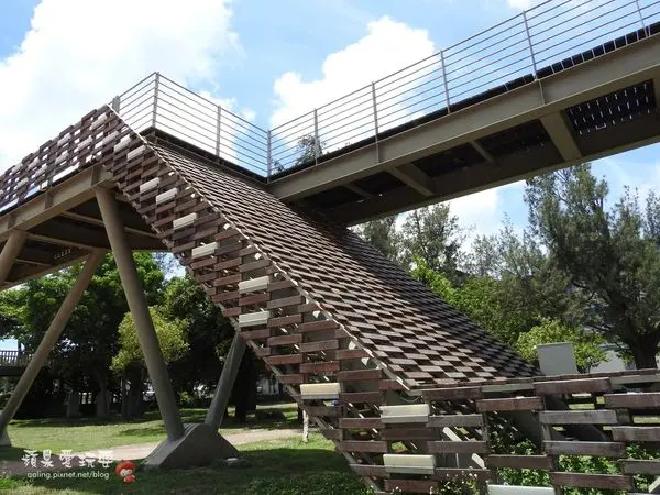 屏東恆春‧重建古城牆遺跡,校園內的「漂浮城牆」