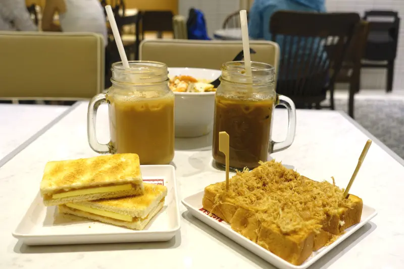 土司工坊(信義威秀店)‧咖椰奶油吐司 肉鬆煉乳厚片 南洋煉乳咖啡，新加坡美食報到!!!