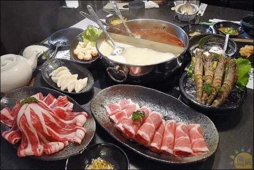 台中養生鍋物。老豆府麻辣鍋白玉養生鍋(附菜單)。無牛油豬油也不添加味精等化學調味的健康麻辣鍋，雅致禪風裝潢服務優清爽風養生路線