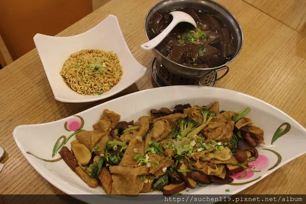 新莊宵夜|饌墘滷味搭配各種沾醬創意新吃法~內用白飯10元吃到飽喔!近捷運丹鳳站/三洋公司