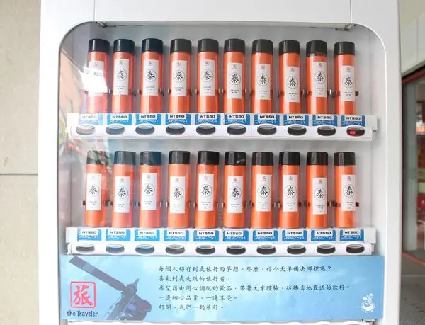 【台中自動販賣機】旅行者茶飲 // 原料都來自泰國， 手標茶葉泡的泰式奶茶