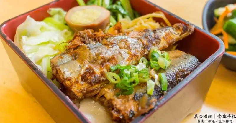 高雄苓雅︱品盛蝦豚飯　除了火燒蝦，秋刀魚甘露煮和濃香麻油雞，精緻日式便當也有中式豐盈好滋味！！