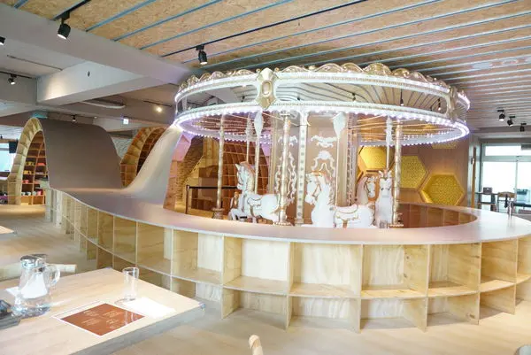 親子餐廳 食記 ► 台北 內湖區 ◄ Money Jump ✔ 五星級夢幻親子餐廳 x 旋轉木馬球池蜂巢不亦樂乎