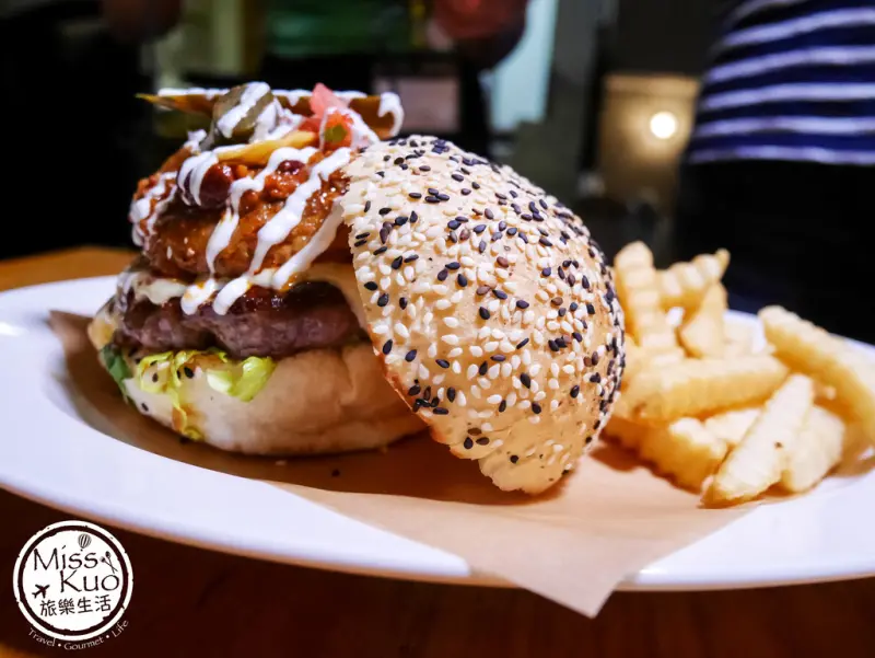 【高雄。食記】BEAST · Bar & Grill · 野獸美式餐廳。貝佛街餐坊旗下品牌。美式餐酒館