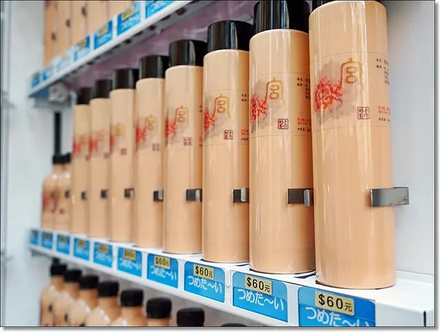 『桃園。中壢』 宮茶苑 一丈紅（欠打奶茶）主題性販賣機-中壢也有手搖茶飲販賣機了！但是到底什麼奶茶這麼欠打！！不打不成器，越打越好喝？越打越綿密香純！？ 