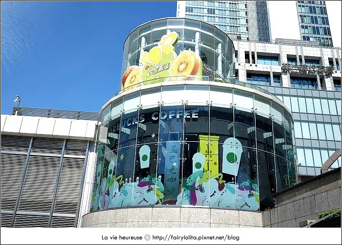 《北市信義區♥食記》星冰樂彩色屋 Frappuccino Pop-In store(台北時代門市)。潑灑色彩，換上新衣裳的青春洋溢！(市政府捷運站) / 限定口味 搶先上市 抹茶巧克力 義式濃樎 巧克