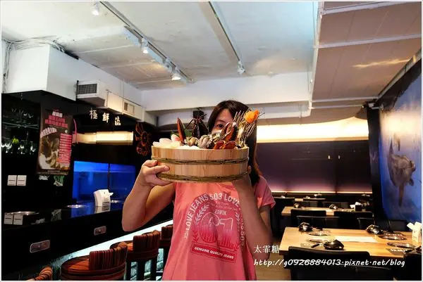 【台北】松山區。火鍋/海鮮/cp值高。「極鮮流」精緻活海鮮涮涮鍋。極鮮現流活海鮮，活跳跳的波士頓大龍蝦，讓海鮮控大呼過癮