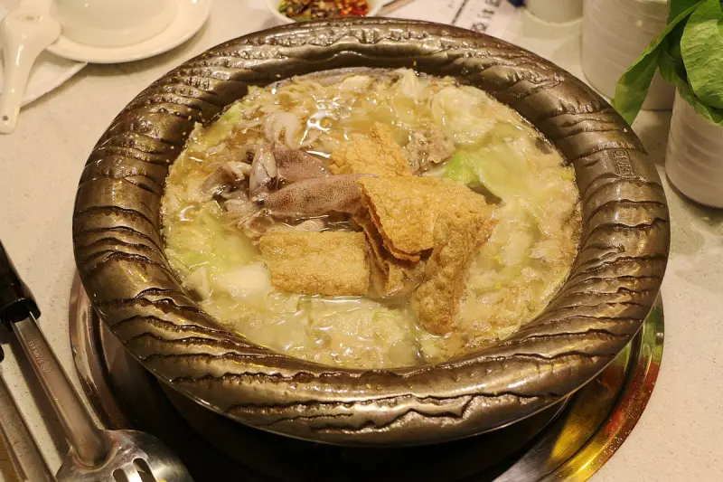 (台北捷運松山新店線南京三民站周邊美食)「可利亞石頭火鍋」 --- 專人桌邊服務，菜色豐盛新鮮美味，超高CP值的頂級日式鍋物石頭火鍋饗宴   