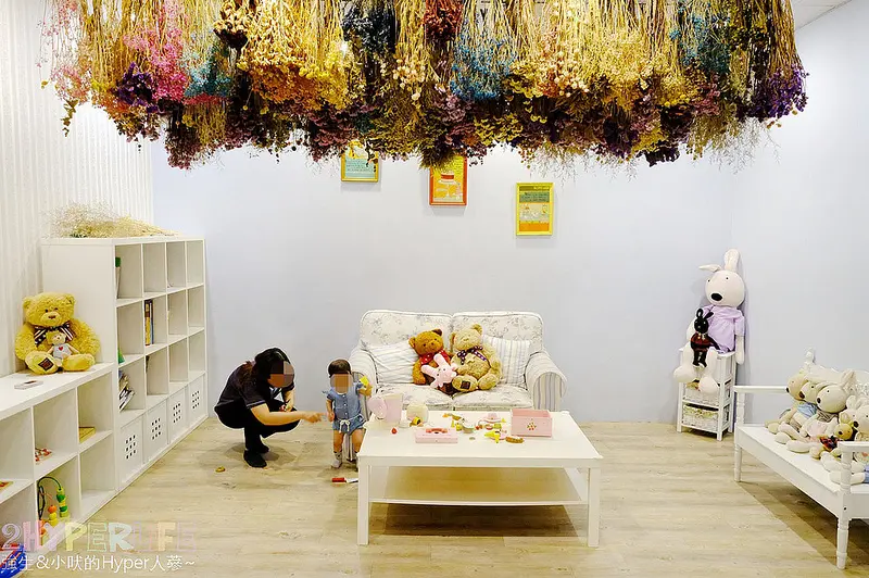 吉兒義式花園餐廳│兒童遊戲區的扮家家酒設施是一大亮點，內有滿滿乾燥花裝飾和美美拍照牆，適合家庭或朋友姐妹聚餐～ @強生與小吠的Hyper人蔘~