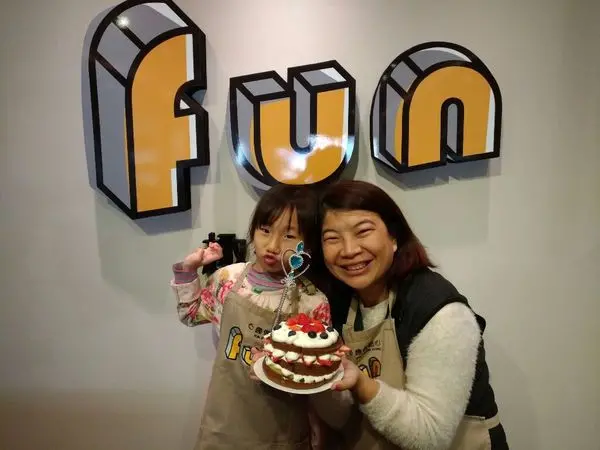 (台中/西屯) 趣做點心，趁著草莓季快來個親子DIY吧~ 不用自備鍋碗瓢盆及烘焙原料，只要 人到現場就可以做出充滿愛的烘焙蛋糕