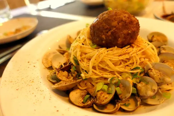 (胖樺食記)台北市東豐街「銅鈴美食坊 Tone Bistro」，中西合璧創意料理好好吃/仁愛圓環/商業午餐/捷運忠孝復興