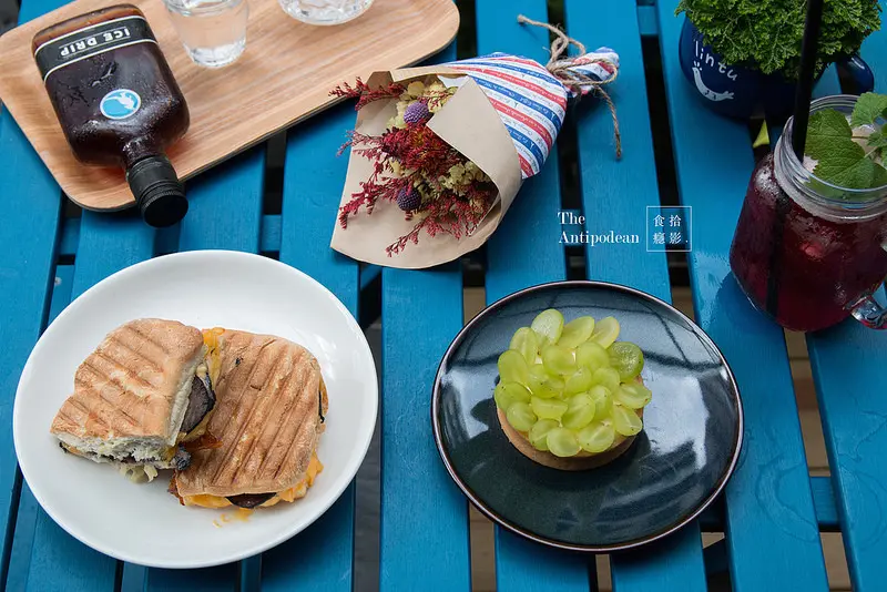 [食癮-咖啡/早午餐]The Antipodean-陽光、小草、藍桌，愜意的喝杯澳洲風咖啡｜台北市內湖區｜港漧站