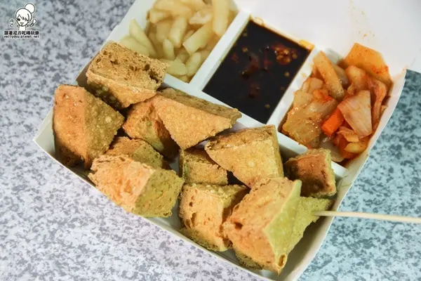 吃-楠梓。獨特紅茶臭豆腐人氣排隊美食，好吃酥脆搭配獨家泡菜抄好吃（逢甲人氣小吃）        
      