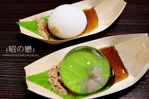 《北市松山區♥食記》昭の戀日式水漾餅。晶瑩水信玄餅，最夢幻的水滴甜點現身饒河夜市中！(松山站) / 日本和菓子 透明 蛋糕 櫻花 黃豆粉 黑糖蜜