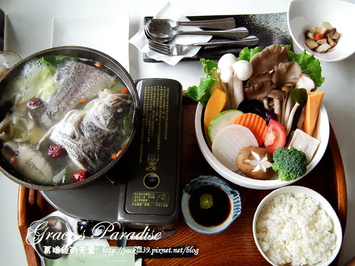 【嘉義美食】食儻生活料理坊Foodie Star--嘉義蔬食推薦！新鮮蔬食自然原味，讓身體無負擔的優質美食。手工脆皮珍珠披薩、整尾鱸魚的鍋物、手工彩色麵條必吃♥