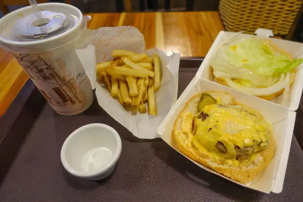 布榖堡 - 企圖包裝成美式漢堡店的美而美