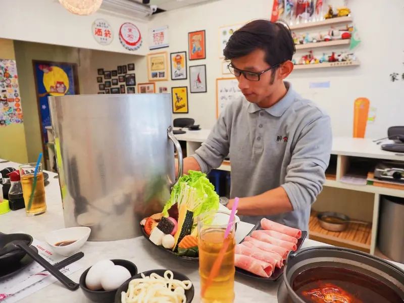 醉食在石頭風味養生火鍋｜香油拌炒香氣十足的石頭火鍋，遇上浪漫復刻版的偉士牌/苗栗竹南美食(附菜單)