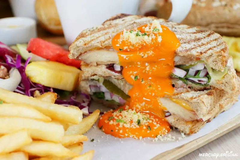 榙比歐卡Tapioca國美館附近的庭園餐廳，義大利麵、熔岩漢堡、熱壓吐司選擇多，可供多人包場活動