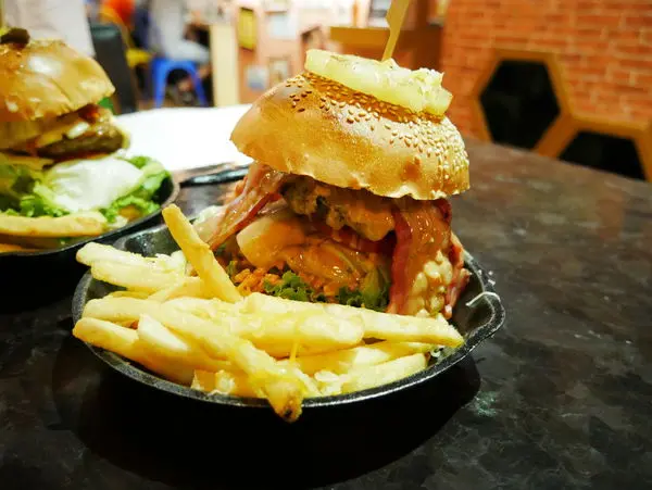 【GARY BEE 69 中壢店】美味又讓人吃得飽飽飽的道地美式漢堡，服務態度超級棒!!!