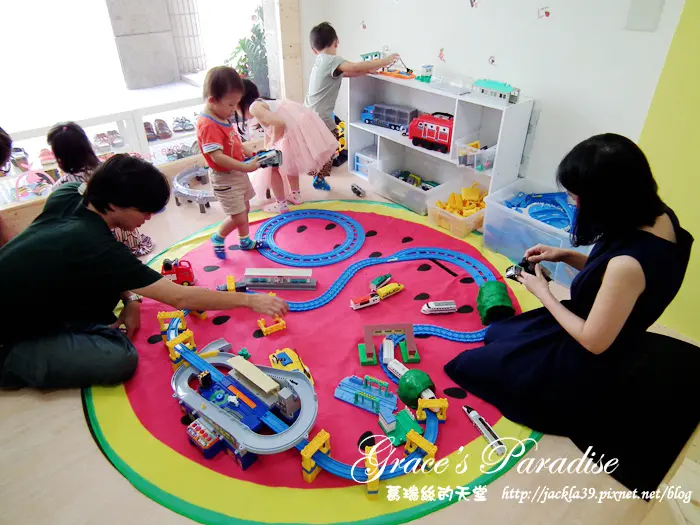 【親子去處】嘉義新開幕親子館！Little Bu 小噗寶親子共遊館--乾淨舒適、三樓遊樂空間超豪華，Tomica軌道車、樂高積木組、決明子沙池、多國扮家家酒組...孩子不只玩更是學習！