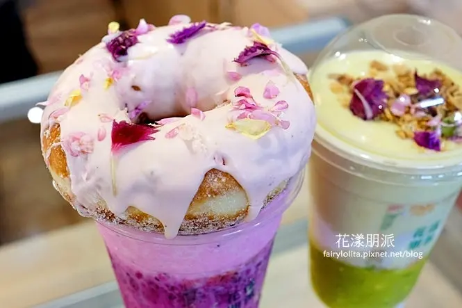 《中和♥食記》花漾朋派。超萌der胖胖瓶蓋新上市，當甜甜圈上綻放著清新花朵～盛夏就該如此夢幻阿！(永安市場站) / 果汁 果昔 文青