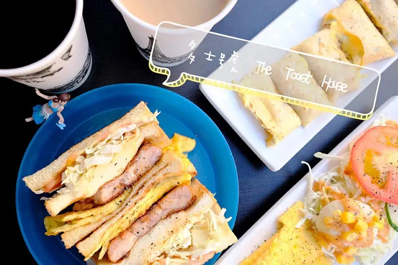 碳烤吐司料好澎湃厚到好難一口咬下啊！逢甲學區超人氣早餐〈多士號The Toast House〉插旗啦～