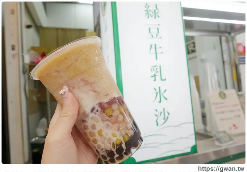 [台中美食●逢甲夜市] 金享綠豆牛乳冰沙 — 逢甲排隊美食☆邊走邊吃的黑糖白玉，清涼帶著走♪
