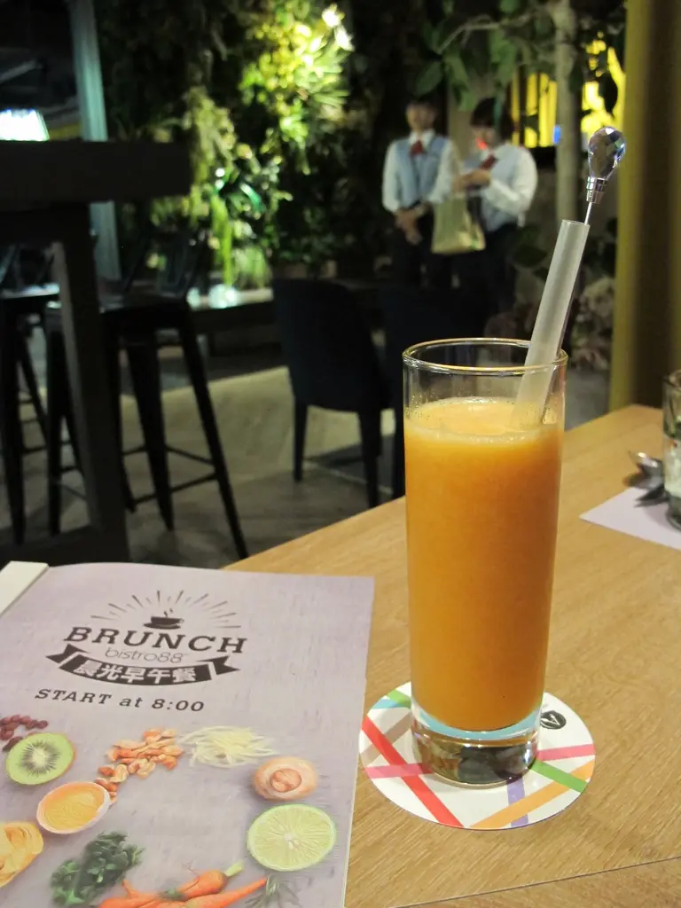 (台南。中西區)『bistro88 義法餐酒館 - 台南小西門』今天早餐就吃龍蝦三明治^^ 份量還很夠喔! | 早午餐　熱騰騰於ＡＭ８：００　強勢登場～｜奢華感，質感風｜新光三越，台南西門店，小西門｜