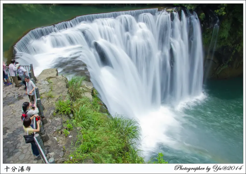 [攝影]【新北市平溪鄉】十分瀑布。垂簾型瀑布的壯闊美景