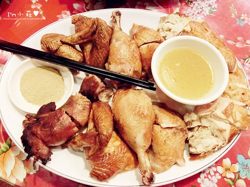 三嘴滷懷舊餐廳。磚窯雞一雞兩吃，一定要預約，沒訂就吃不到!鎮店之寶-三嘴滷肉一定要點!