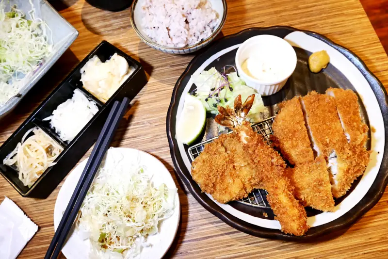 [台北信義] 赤神豬排軟嫩豬肉令人驚訝的好吃還可以續白飯