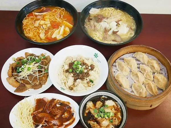 蒸餃子-台中平價小吃  東興路上麵食館  餃子、湯麵、小菜都便宜又好吃  晚餐不知道吃什麼？  何不來試試              