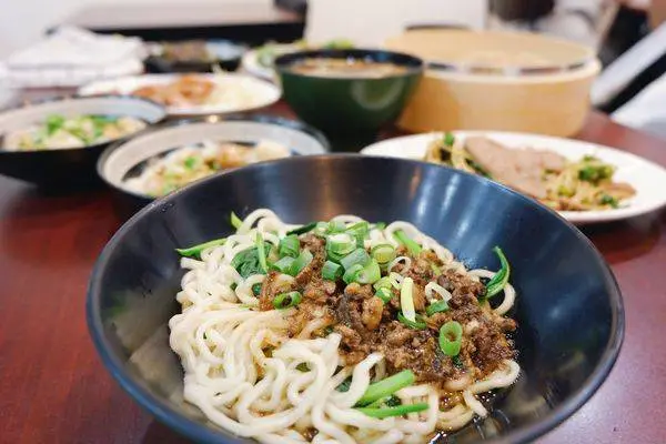 【食記】台中・南屯｜蒸餃子——平價樸實的古早味小吃，推薦必點紅油抄手、沙茶豬肝！｜台中小吃