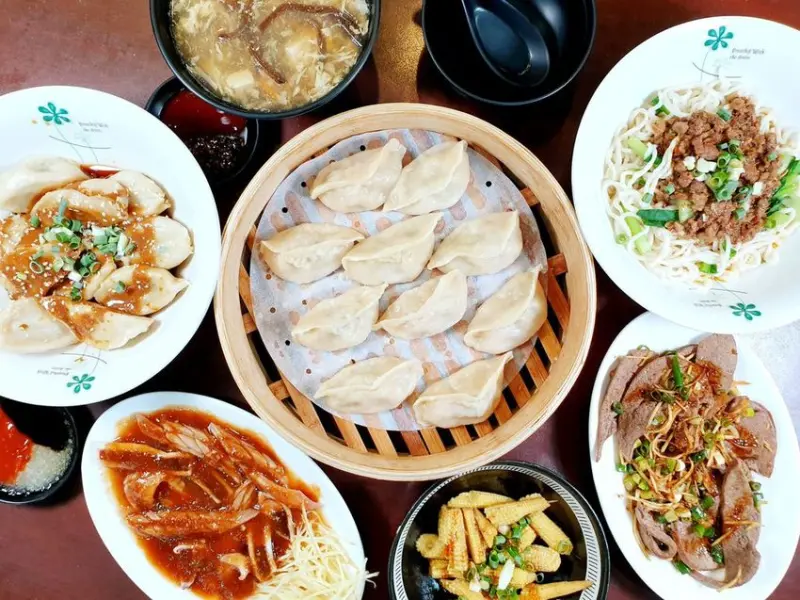 台中美食 │ 蒸餃子 直逼快炒店的蒸餃店 超下飯特色料理跟滷味 南屯平價小吃推薦