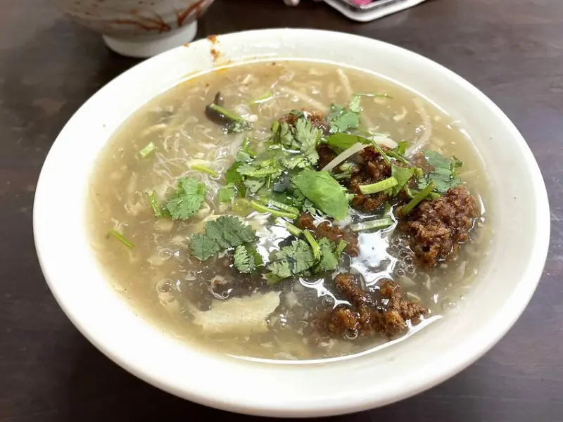 【台北大同。美食】台北後火車站│福珍排骨酥麵│華陰街商圈必尋美食，炸到外酥內軟的大塊排骨酥麵，每次經過都想吃~