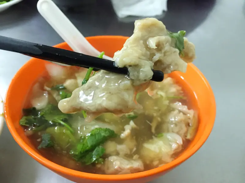 [台北美食] 光輝滷肉飯。榮華市場夜晚限定隱藏版肉羹湯滷肉飯，賣完就收攤 // 捷運士林站