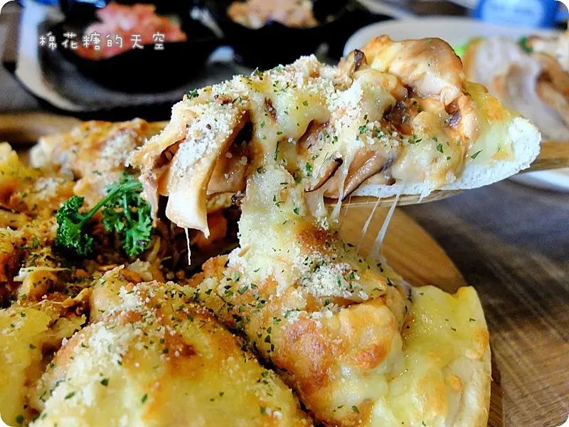 《台中美食》中科商圈高CP值-生活Pasta～焗烤筆管麵香濃美味、料多到爆炸的海鮮Pizza收服大人小孩的心！還有沙拉吧可以吃到飽耶～