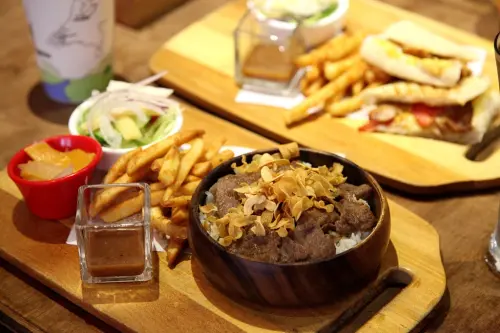 【高雄岡山區-食記】芯芯要去【生秀的門 Rusty Door】~超殺底片!頹廢工業風裝潢與創意餐點的絕妙組合