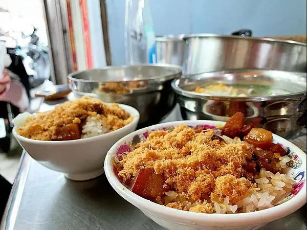 台南無名米糕(炮店米糕)：隱身在台南巷弄內的排隊古早味銅板價美食│台南火車站小吃、米糕、魚鬆肉燥飯、虱目魚皮湯、豬腳湯、炮店米糕【附菜單】【台南小吃】