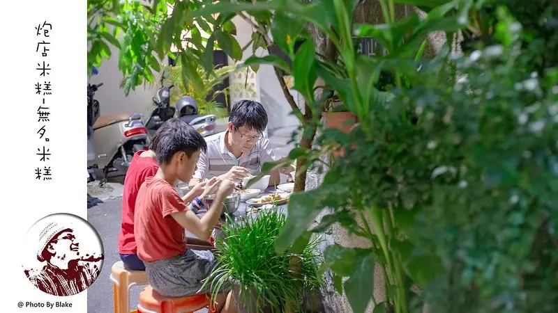 巷弄裡沒有招牌的在地小吃攤只要開店就排隊，滷肉飯一碗15元、滷虱目魚頭一份10元｜布雷克出走旅行視界